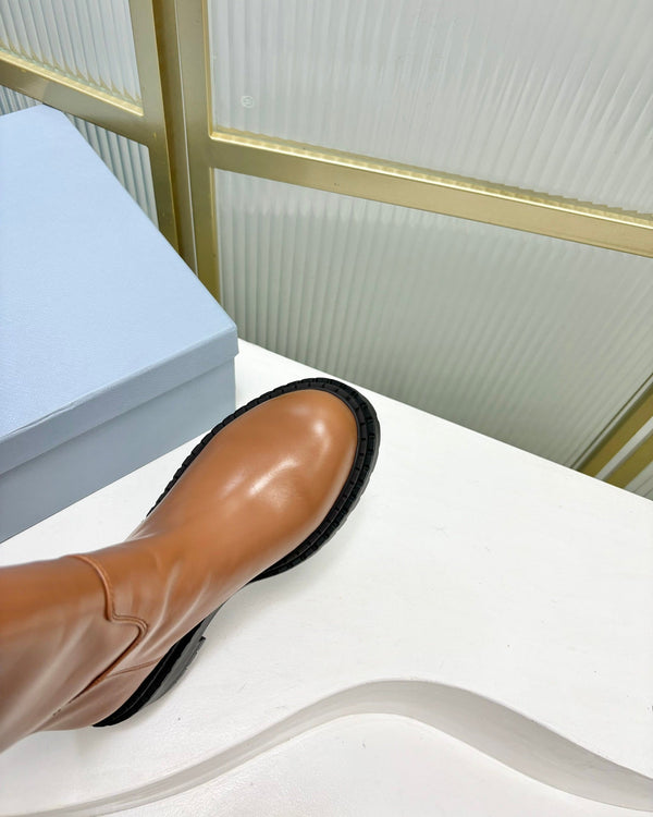 STIVALI AL GINOCCHIO CON LOGO TRIANGOLARE IN PELLE DI VITELLO COLOR CAMMELLO