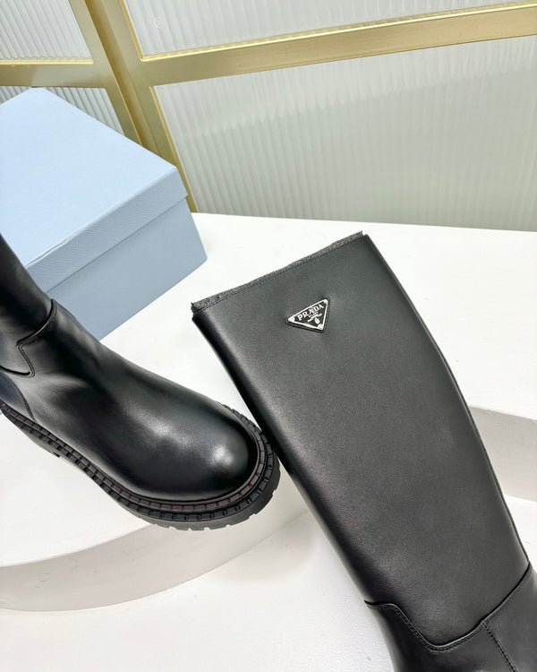 KNEE BOOTS WITH TRIANGLE LOGO IN BLACK CALFSKIN