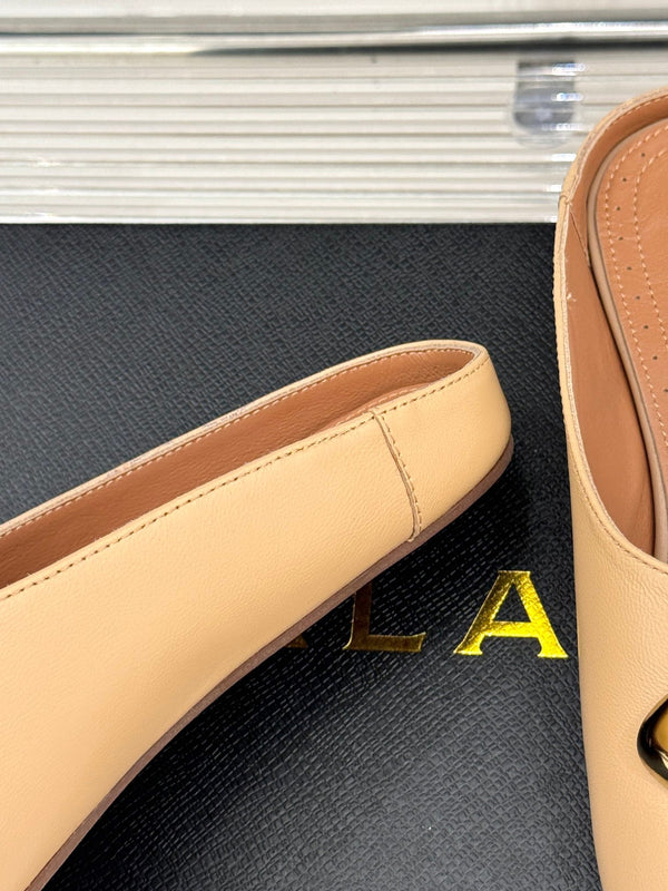 Alaia Slipper With Gold Hardware Light Apricot Calfskin 293198