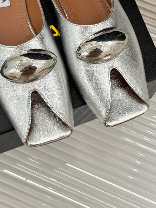 Pantofola Alaia con hardware dorato in pelle di vitello argentata 293204