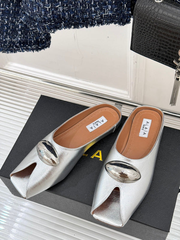 Pantofola Alaia con hardware dorato in pelle di vitello argentata 293204