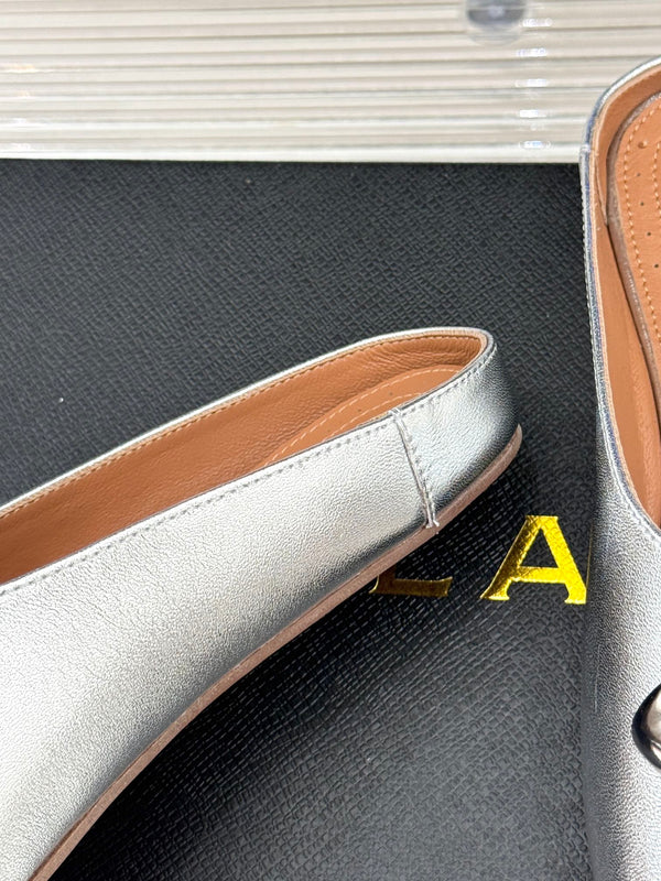 Pantofola Alaia con hardware dorato in pelle di vitello argentata 293204