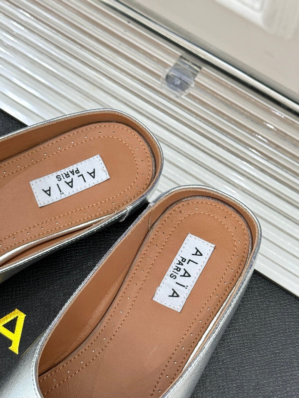 Pantofola Alaia con hardware dorato in pelle di vitello argentata 293204