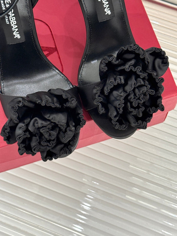 DC 24 Keira Floral-Appliqué Sandals Black Sheepskins & Cowhide 304708