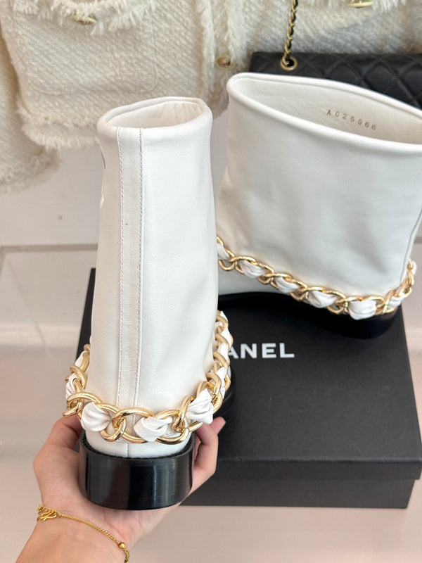 Chanel 25 Large Chain Flat-solved Boot White Lambskin 465420