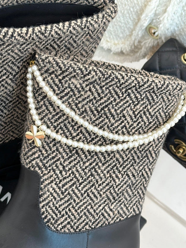 Chanel 25 Stivaletti con doppia C e perle a quadrifoglio, in pelle di pecora intrecciata nera e grigia 465404