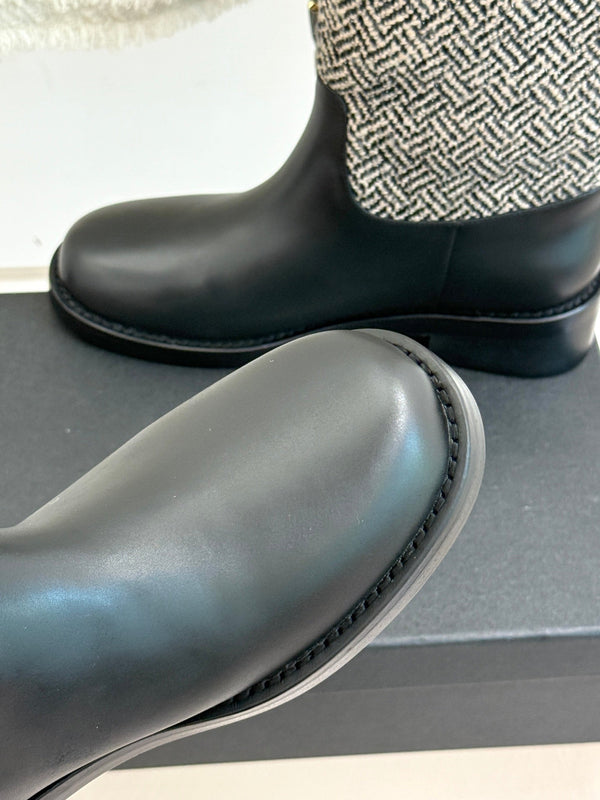 Chanel 25 Stivaletti con doppia C e perle a quadrifoglio, in pelle di pecora intrecciata nera e grigia 465404