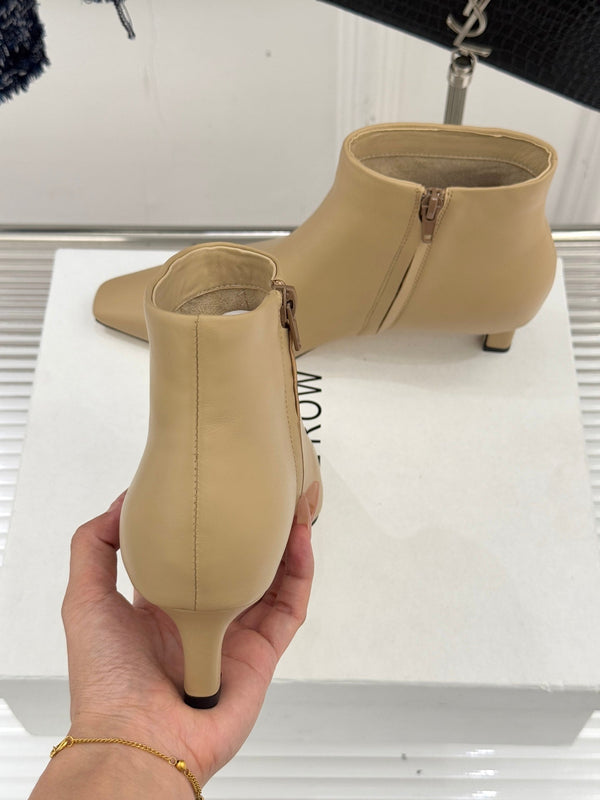 The Row 2025 Bottines à talon chaton et bout carré en peau de mouton beige 572047