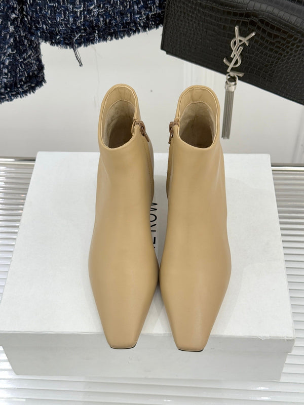 The Row 2025 Bottines à talon chaton et bout carré en peau de mouton beige 572047