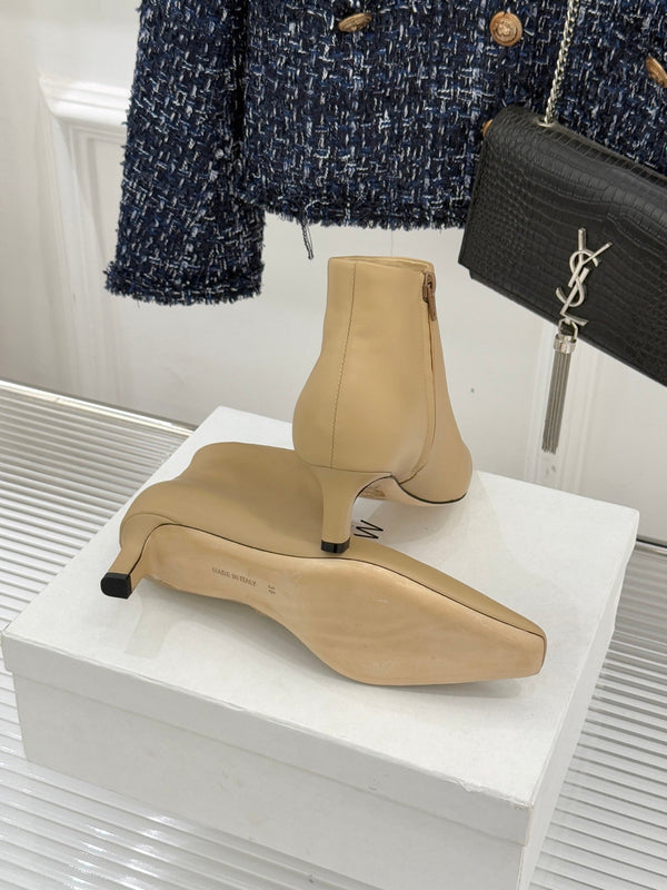 The Row 2025 Bottines à talon chaton et bout carré en peau de mouton beige 572047