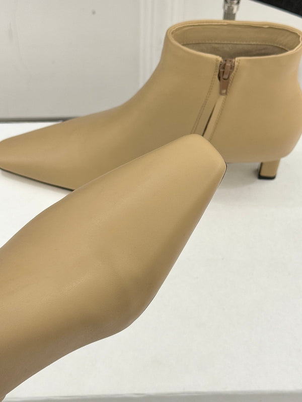 The Row 2025 Bottines à talon chaton et bout carré en peau de mouton beige 572047