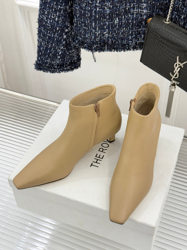 The Row 2025 Bottines à talon chaton et bout carré en peau de mouton beige 572047