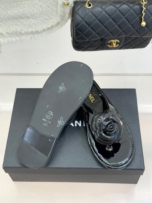 CC 26C Camélia Printemps Précoce Cuir Verni Noir
