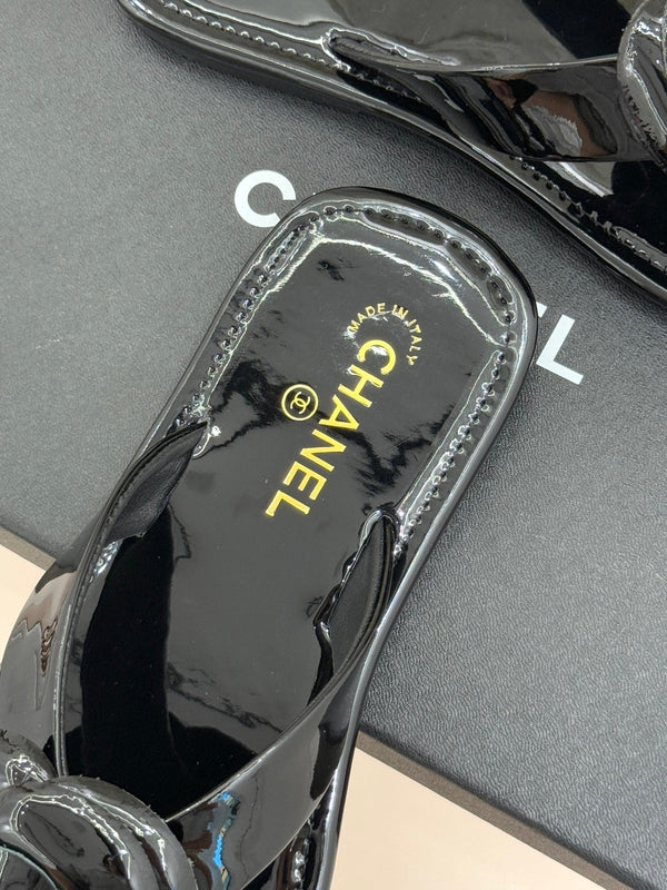 CC 26C Camélia Printemps Précoce Cuir Verni Noir