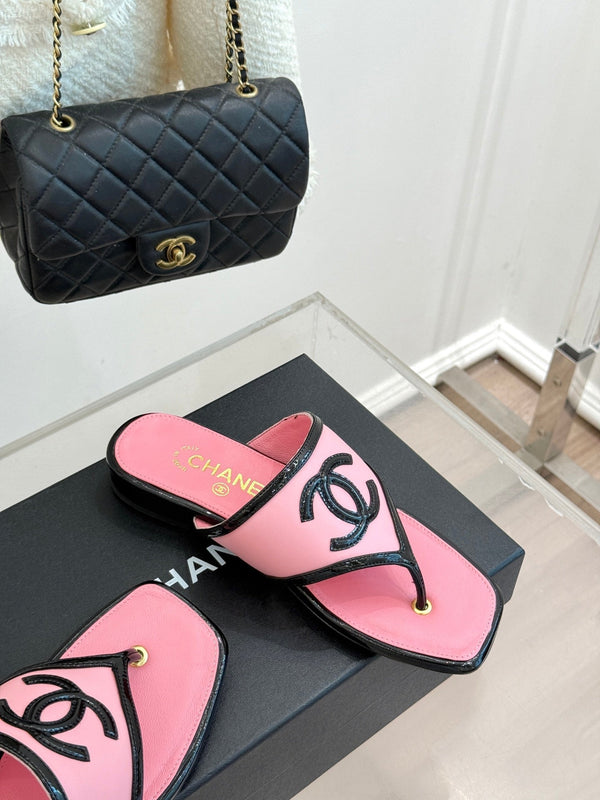 CC 26s Thong Sandal Black Pink Lambskin Patent Leather 917804