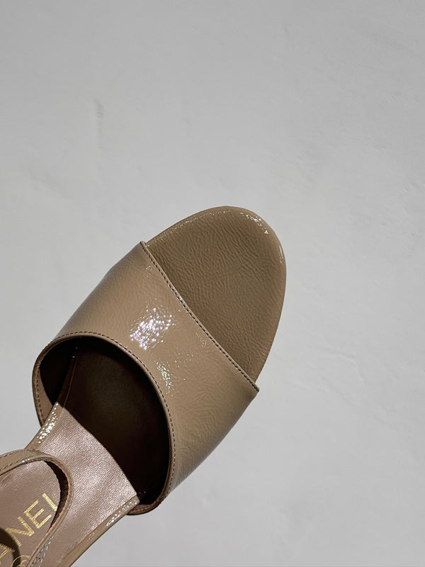 SANDALI CON TACCO A BLOCCO IN PELLE DI MONTONE BEIGE