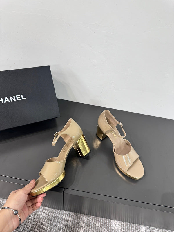 SANDALI CON TACCO A BLOCCO IN PELLE DI MONTONE BEIGE