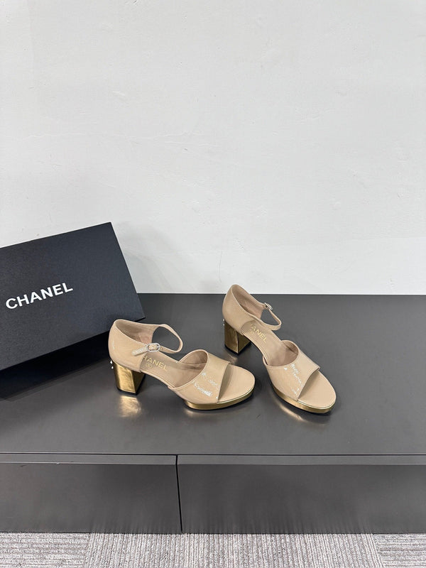 SANDALI CON TACCO A BLOCCO IN PELLE DI MONTONE BEIGE