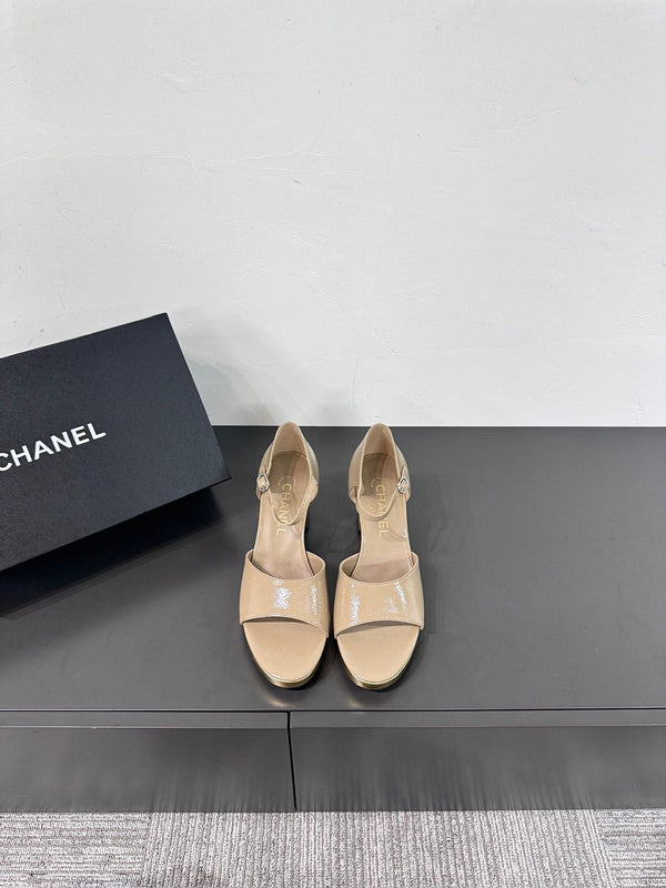 SANDALI CON TACCO A BLOCCO IN PELLE DI MONTONE BEIGE