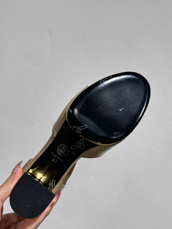 SANDALI CON TACCO A BLOCCO IN PELLE DI MONTONE BEIGE