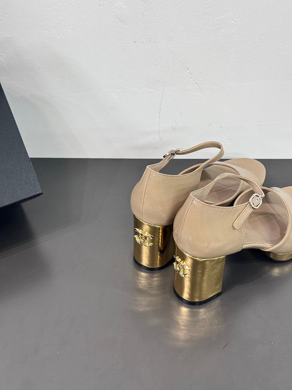 SANDALI CON TACCO A BLOCCO IN PELLE DI MONTONE BEIGE