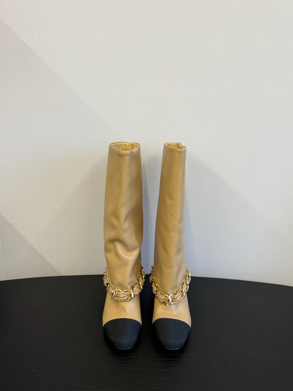 Stivali alti CC 25S con catena in pelle di vacchetta e montone beige e nero 417847