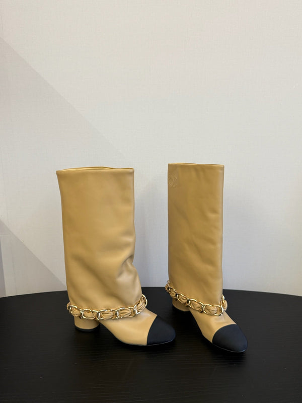 Stivali alti CC 25S con catena in pelle di vacchetta e montone beige e nero 417847