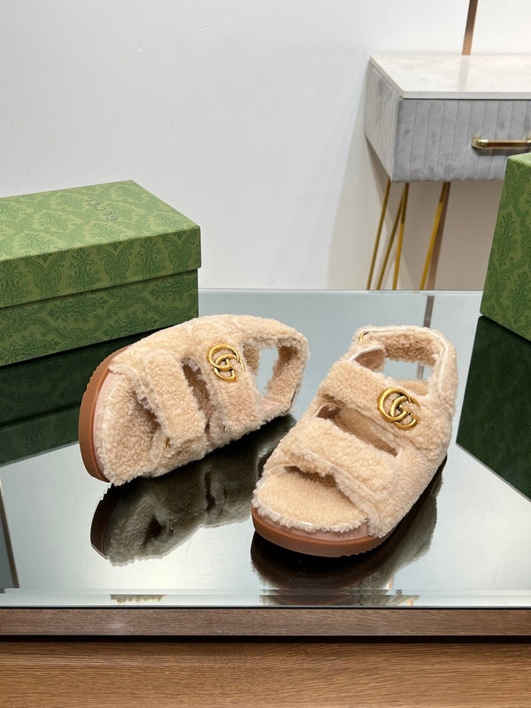 DAD SANDALS IN TAN BEIGE FLEECE