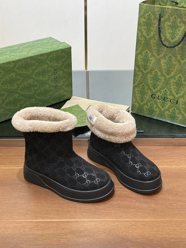 GG SNOW BOOTS IN BLACK EMBOSSED SUEDE AND BEIGE WOOL LINING