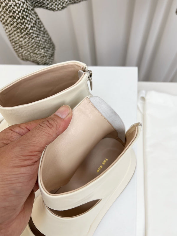 The Row 2025 Botte en peau de mouton blanc cassé 576057