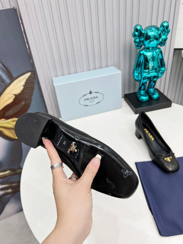Prad 26s Round Toe Pumps Block Heel 40mm In Black Calfskin With Bow