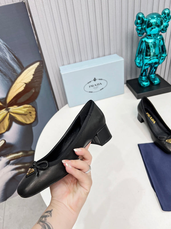 Prad 26s Round Toe Pumps Block Heel 40mm In Black Calfskin With Bow