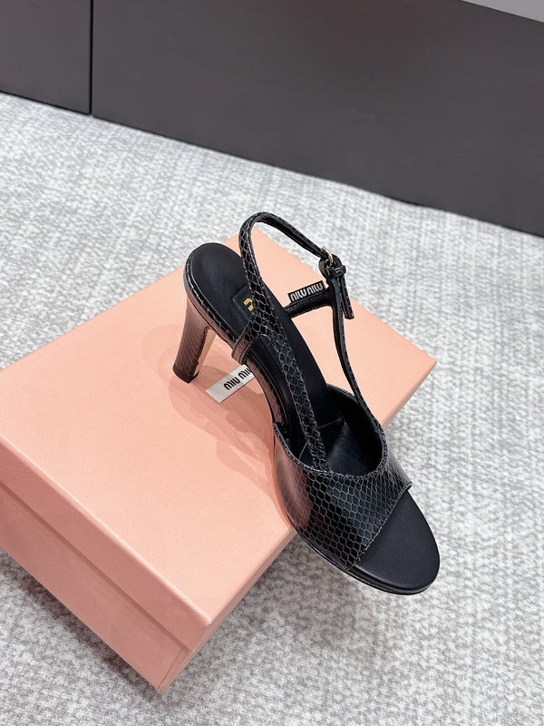 Sandales à talon Miu 26s 8,5 cm, texture serpent noire 680496