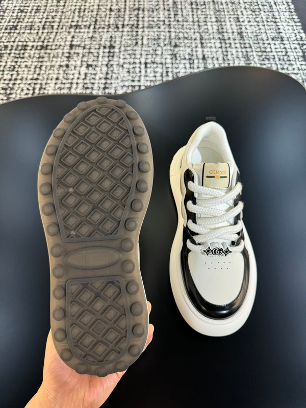 Sneaker da uomo GG in pelle di vacchetta bianca e nera 527025