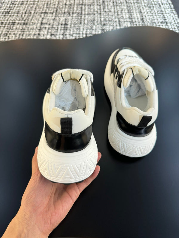 Sneaker da uomo GG in pelle di vacchetta bianca e nera 527025