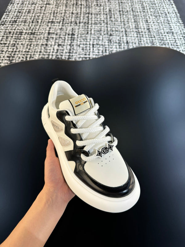 Sneaker da uomo GG in pelle di vacchetta bianca e nera 527025