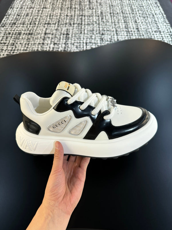 Sneaker da uomo GG in pelle di vacchetta bianca e nera 527025