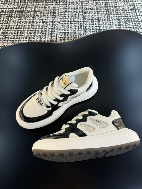 Sneaker da uomo GG in pelle di vacchetta bianca e nera 527025