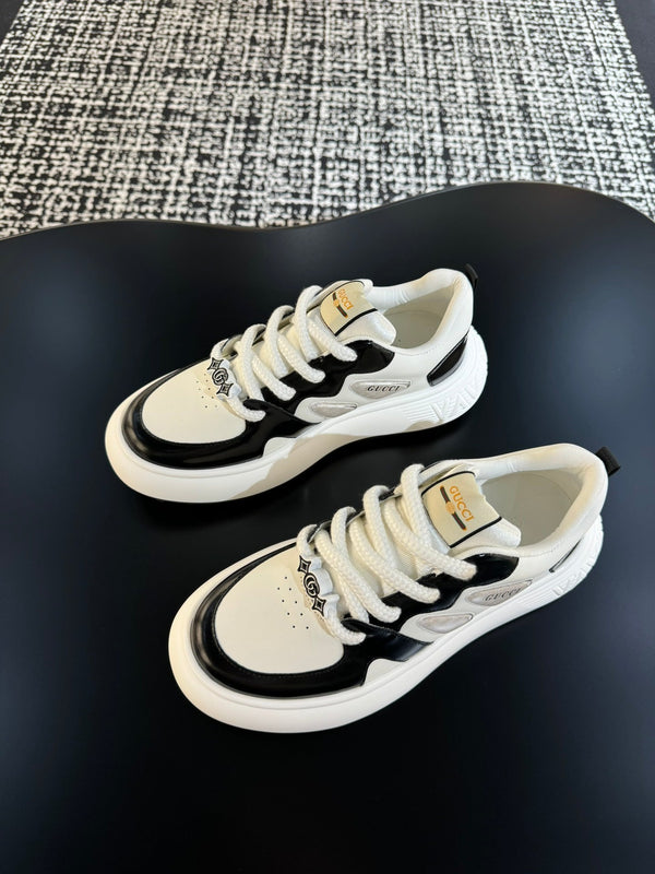 Sneaker da uomo GG in pelle di vacchetta bianca e nera 527025