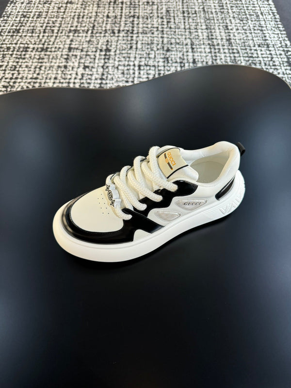 Sneaker da uomo GG in pelle di vacchetta bianca e nera 527025