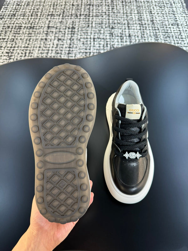 Sneaker da uomo GG in pelle di vacchetta nera 527026