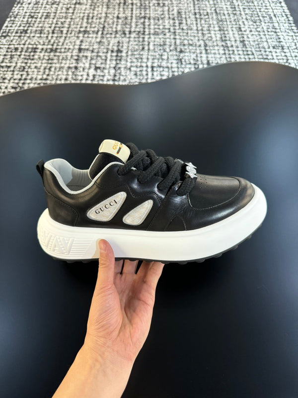 Sneaker da uomo GG in pelle di vacchetta nera 527026