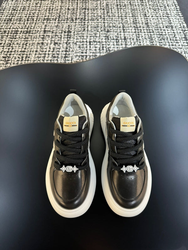 Sneaker da uomo GG in pelle di vacchetta nera 527026