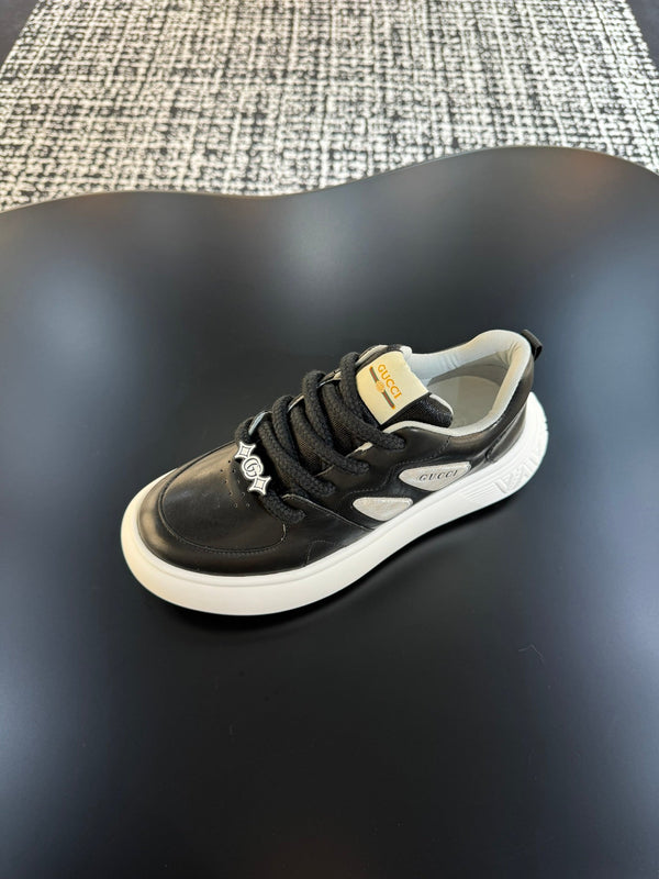 Sneaker da uomo GG in pelle di vacchetta nera 527026