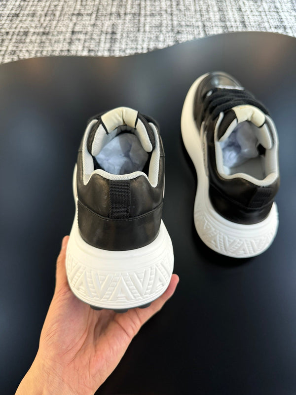 Sneaker da uomo GG in pelle di vacchetta nera 527026