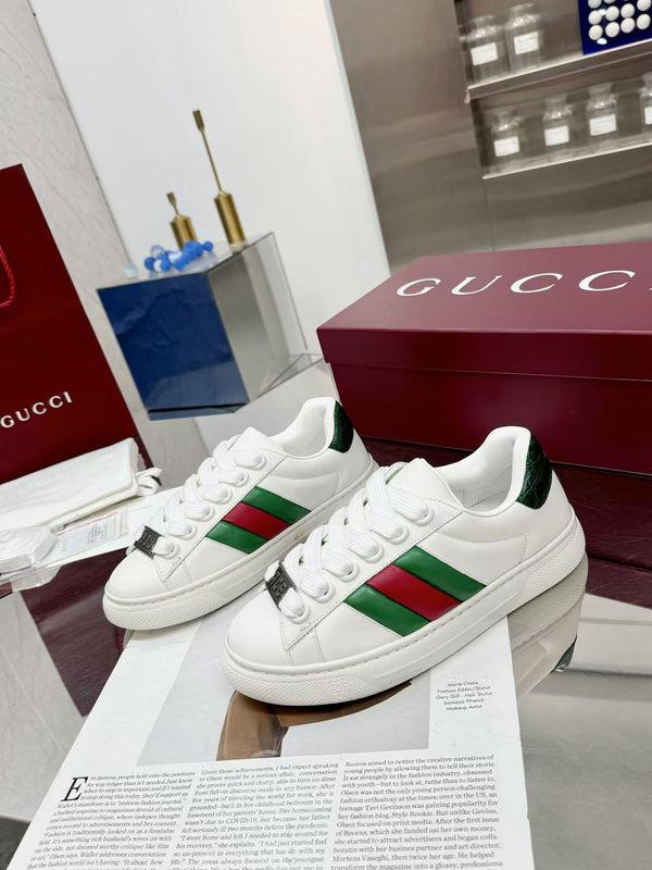 Sneaker GG ACE da uomo in pelle di vacchetta bianca 574741