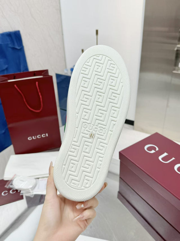 Sneaker GG ACE da uomo in pelle di vacchetta bianca 574741