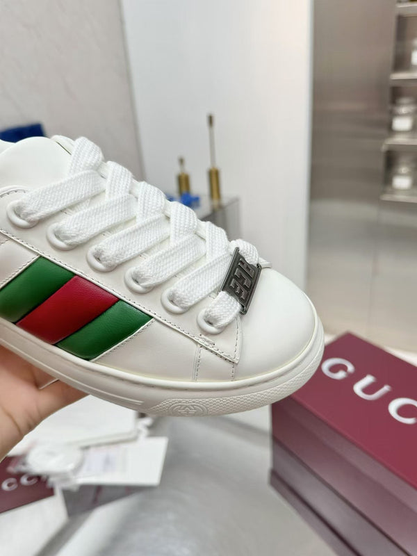 Sneaker GG ACE da uomo in pelle di vacchetta bianca 574741