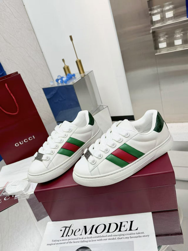 Sneaker GG ACE da uomo in pelle di vacchetta bianca 574741