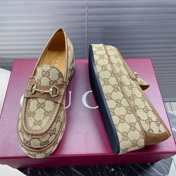 MOCASSINO CON PLATEAU E MORSETTO IN TESSUTO JACQUARD CON MONOGRAMMA BEIGE TAN